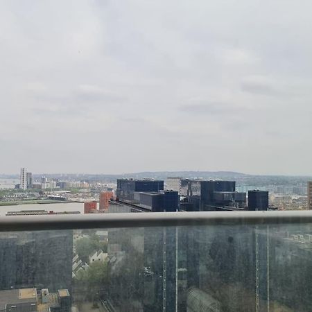 لندن Skyview Waterside City Luxury Apartment المظهر الخارجي الصورة