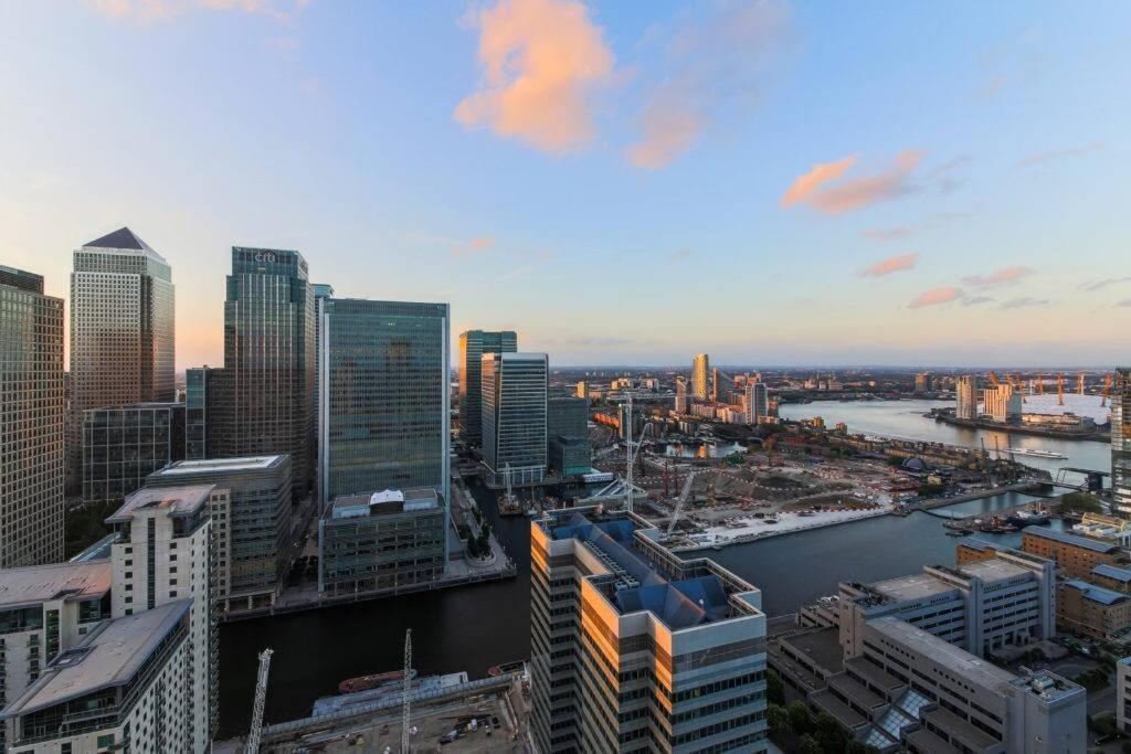 لندن Skyview Waterside City Luxury Apartment المظهر الخارجي الصورة