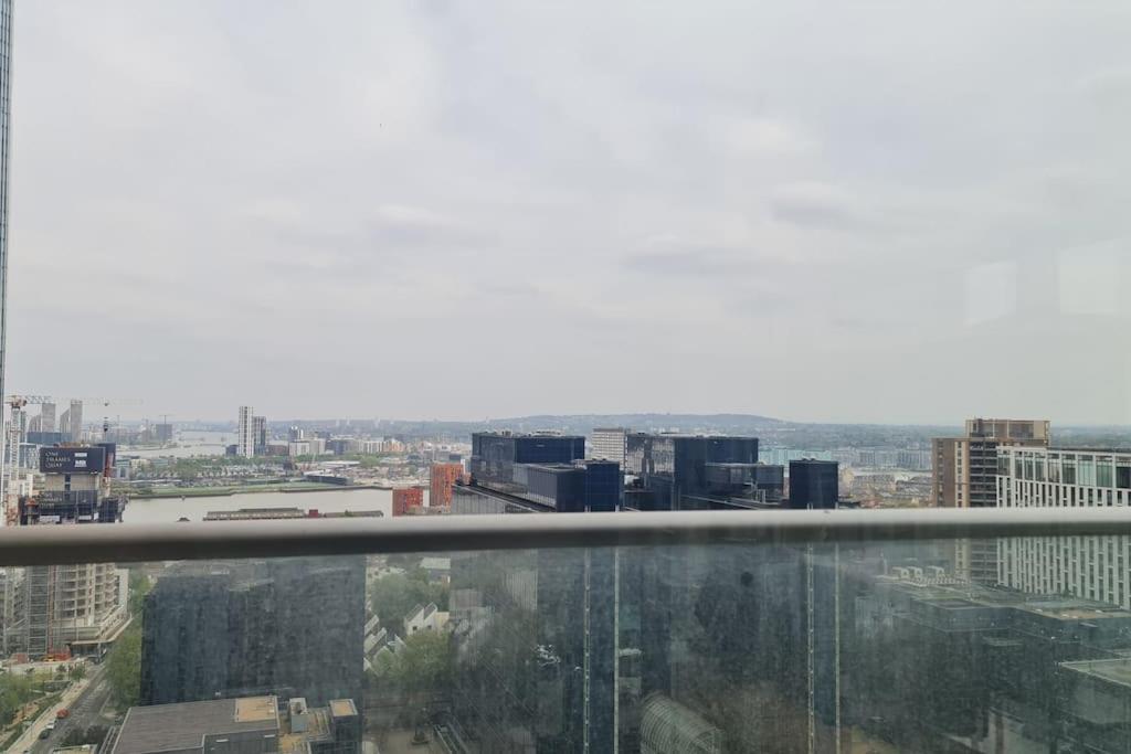 لندن Skyview Waterside City Luxury Apartment المظهر الخارجي الصورة